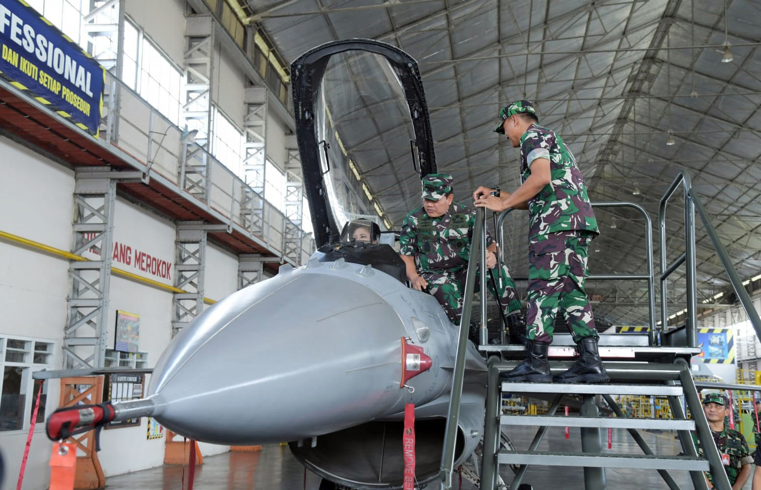 Panglima TNI Yudo Margono Tinjau Program Falcon Star e-MLU F-16 di Lanud Iswahjudi foto dok 
