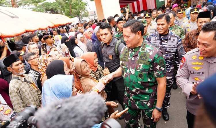TNI Merangkul Pendemo di Rempang foto dok 