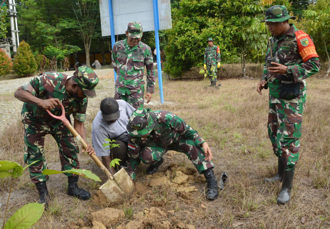 Kodim 1710 Mimika Bersama Masyarakat Kampung Mandiri Jaya Lakukan Penanaman Pohon Dalam Menyambut Hari Juang TNI AD foto Dokpen 