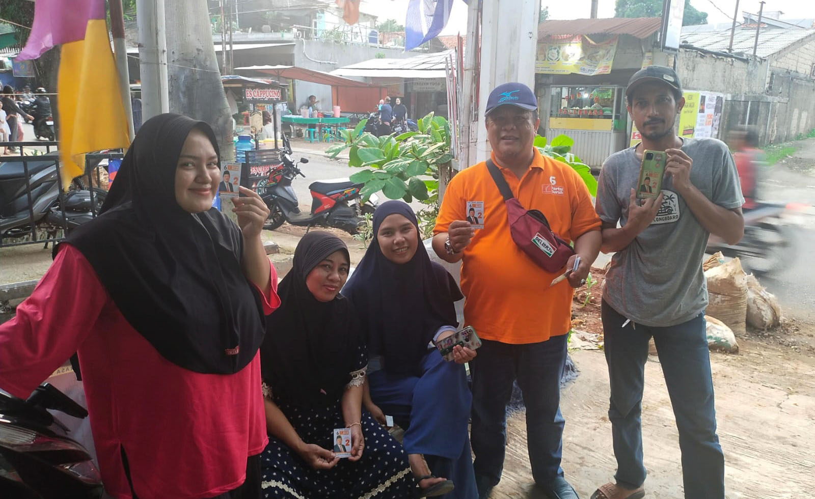 Mansyur sedang bersosialisasi dengan warga Rt 04 Kelurahan Srenseng sawah Jagakarsa foto dok