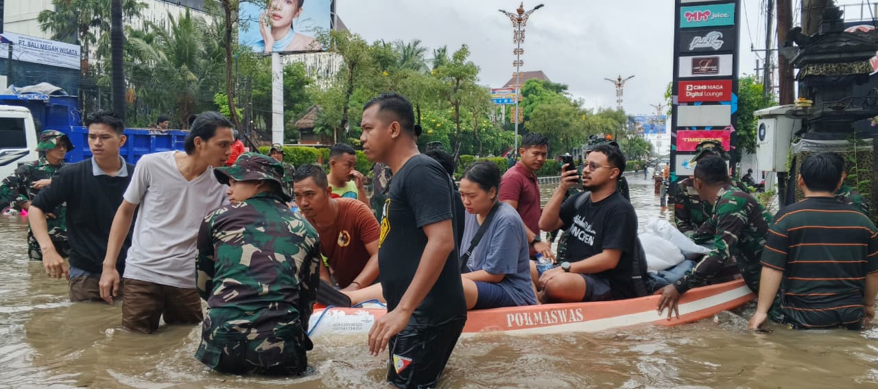 Banjir Terjang Denpasar Barat, TNI Turun Tangan Evakuasi Warga