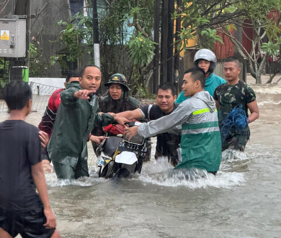 Banjir Terjang Denpasar Barat, TNI Turun Tangan Evakuasi Warga