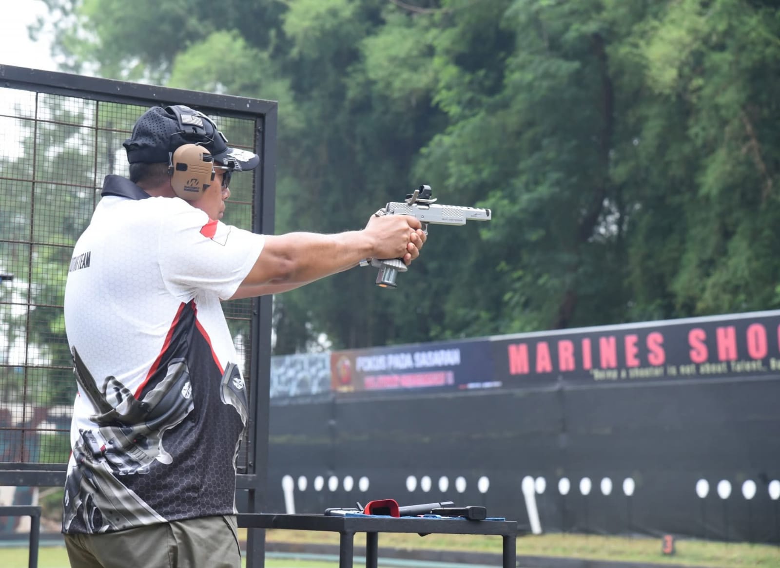 Pangkormar Endi Supardi Raih Emas di Eksebisi Pistol Eksekutif Panglima TNI Cup 2025