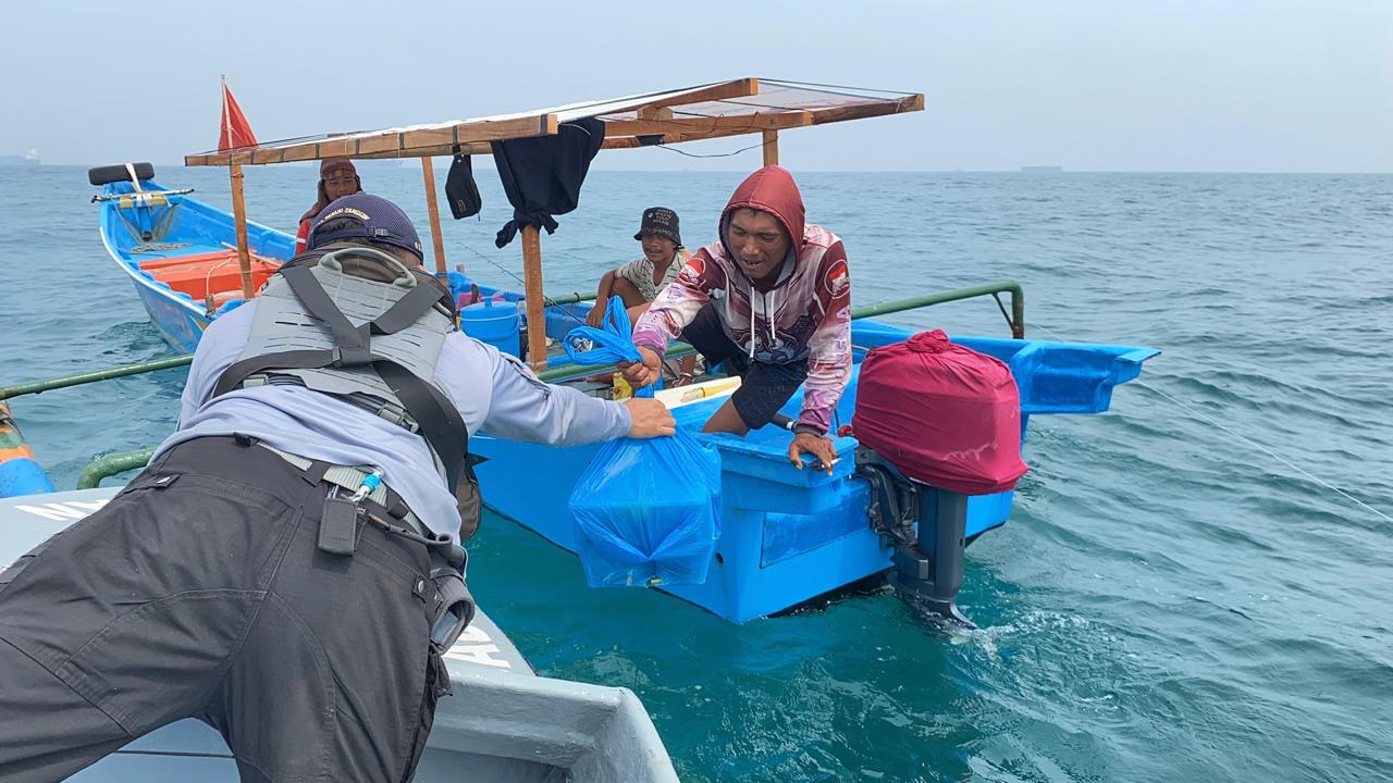 Bakamla RI Sentuh Hati Nelayan Banten Lewat Jumat Berkah KN. Tanjung Datu-301