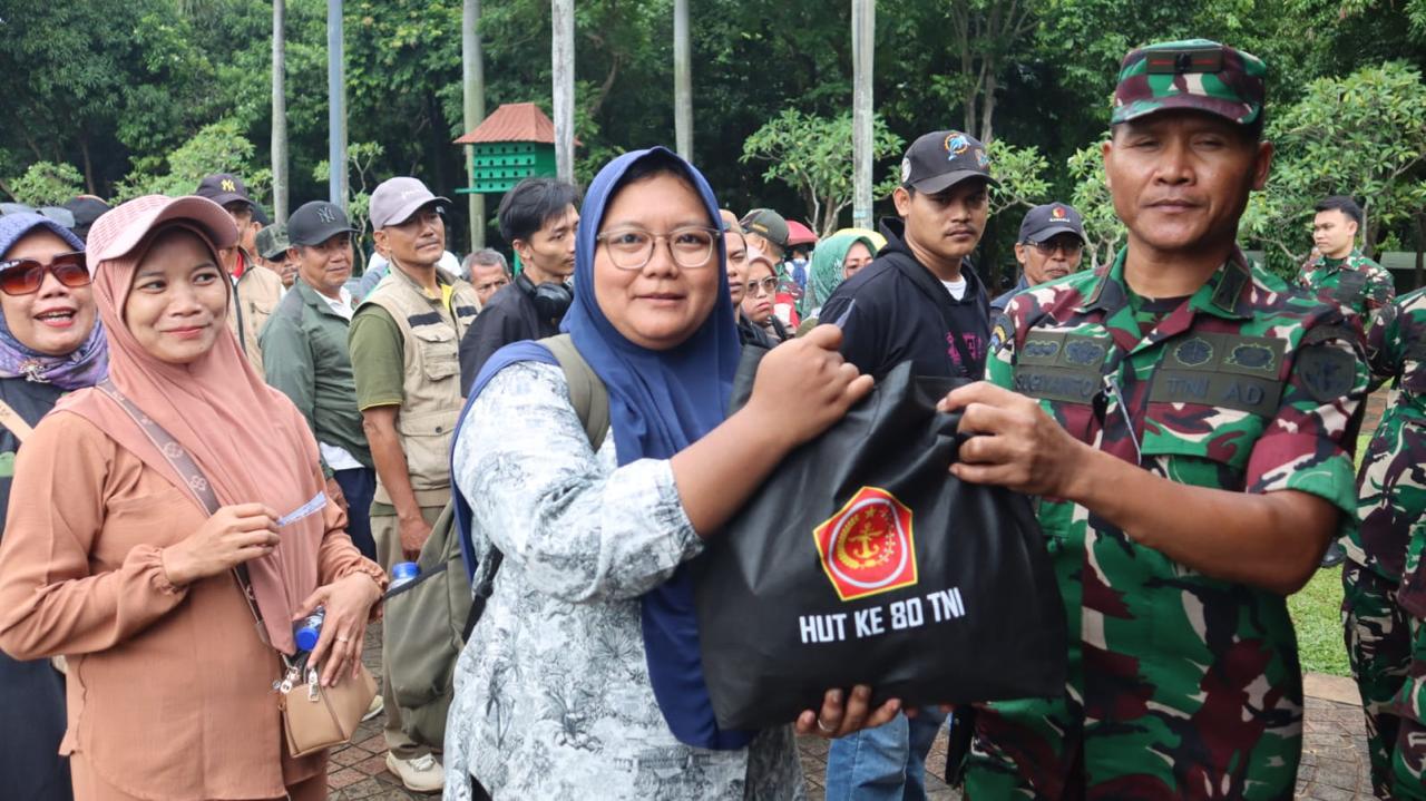HUT ke-80 TNI, 15 Ribu Paket Sembako Dibagikan untuk Warga di Monas
