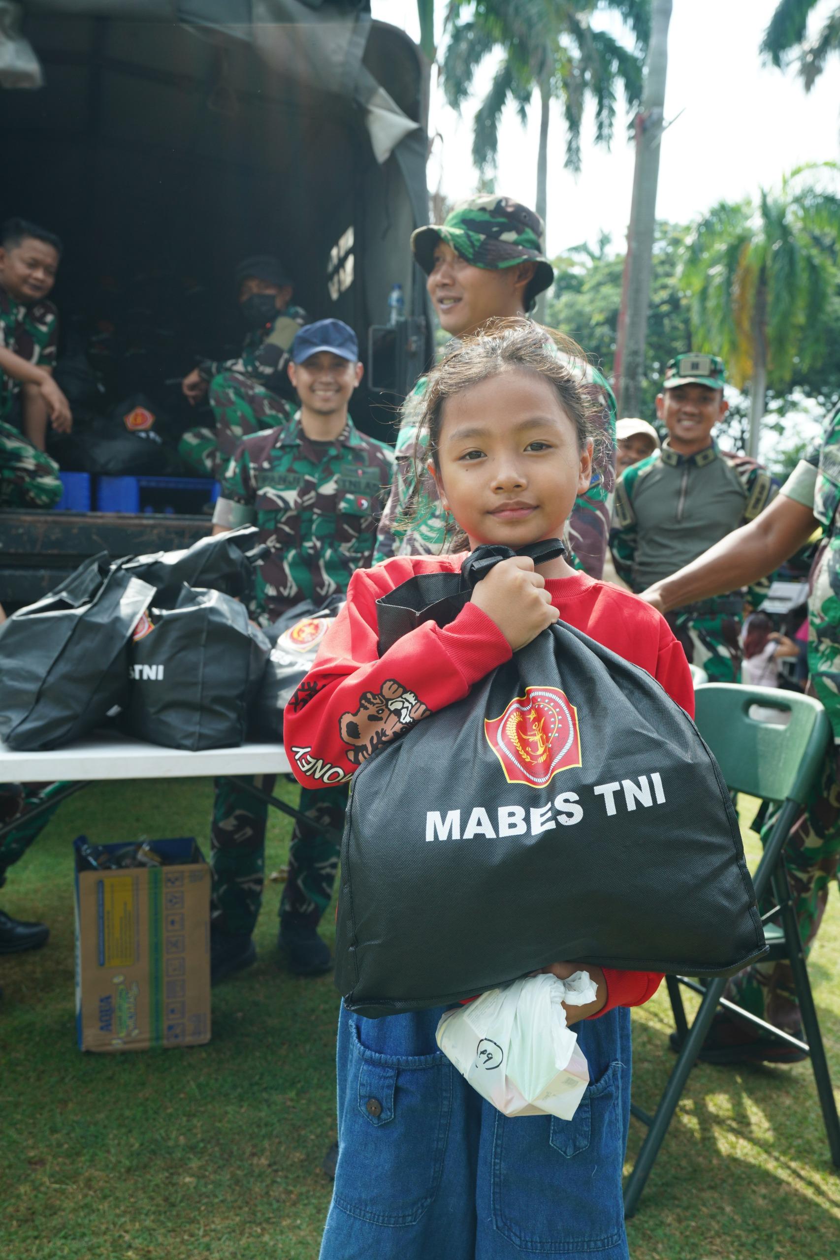 HUT ke-80 TNI, 15 Ribu Paket Sembako Dibagikan untuk Warga di Monas