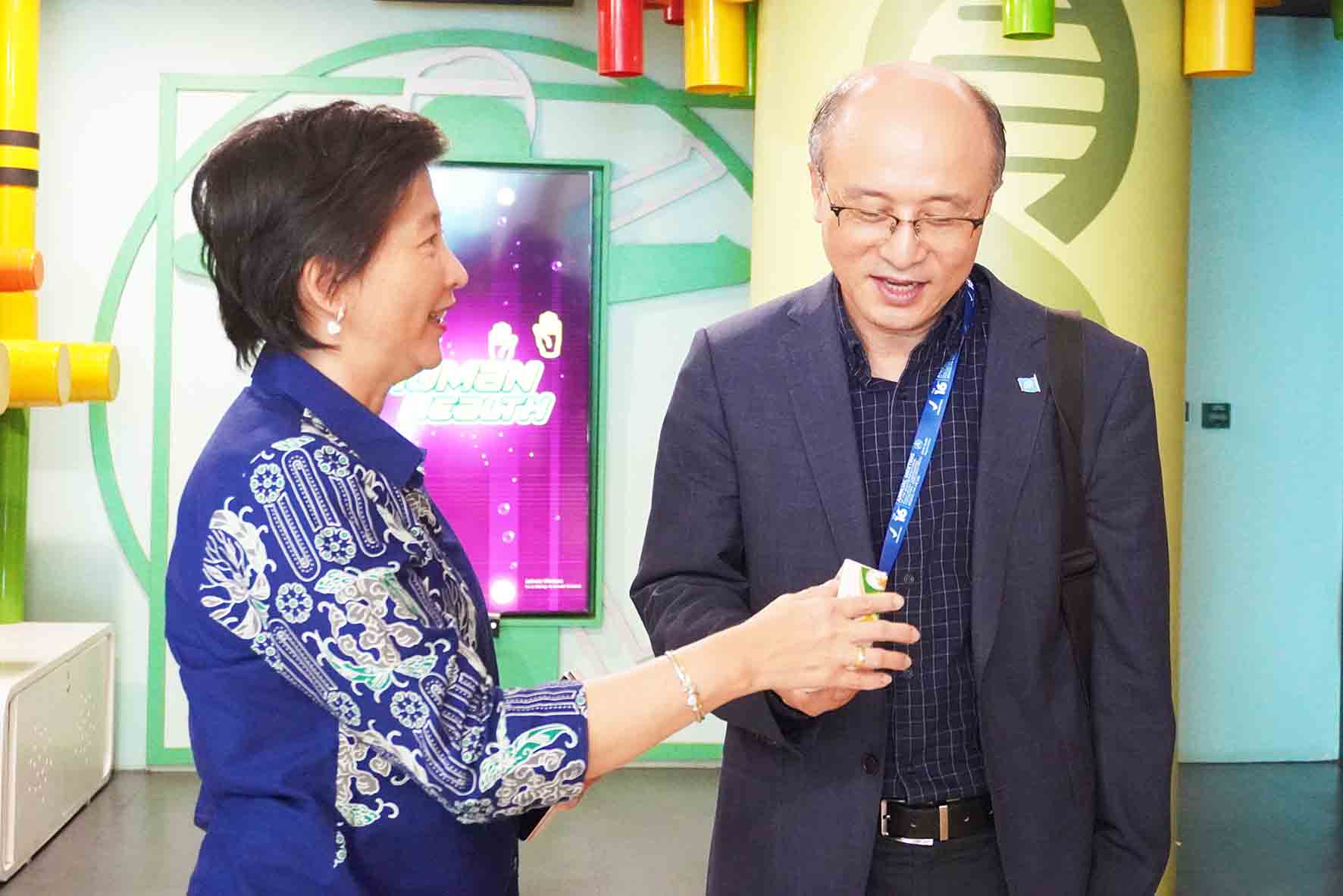 Kepala WHO IRCH, Dr. Kim Sungchol. Presiden Direktur PT Bintang Toedjoe, Fanny Kurniati menegaskan komitmen PT Bintang Toedjoe untuk tetap konsisten dalam menjaga standar tertinggi dalam regulasi, mutu, dan inovasi berkelanjutan demi kemajuan industri obat herbal nasional