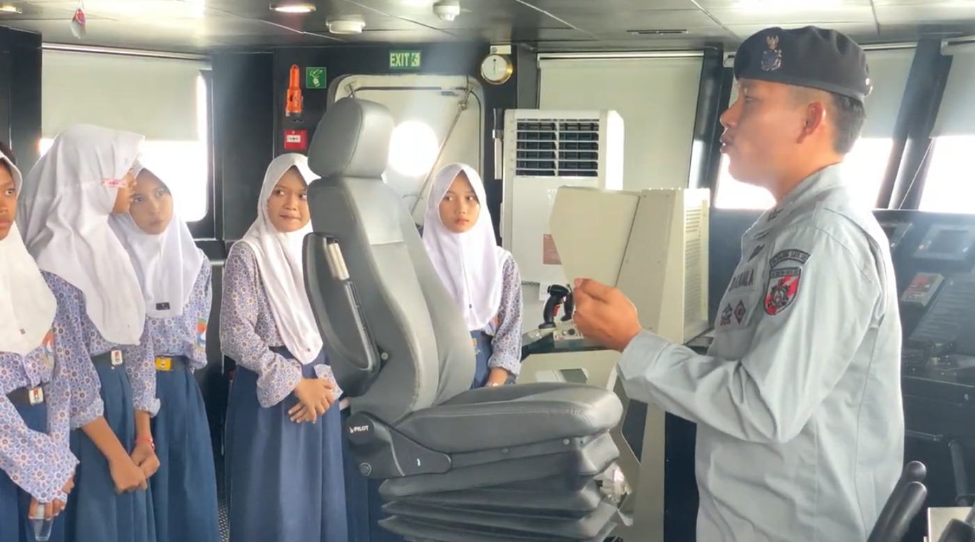 Bakamla RI Ajak Pelajar SMPN 1 Bojonegara Kenali Dunia Kemaritiman Lewat Shiptour di KN. Tanjung Datu-301