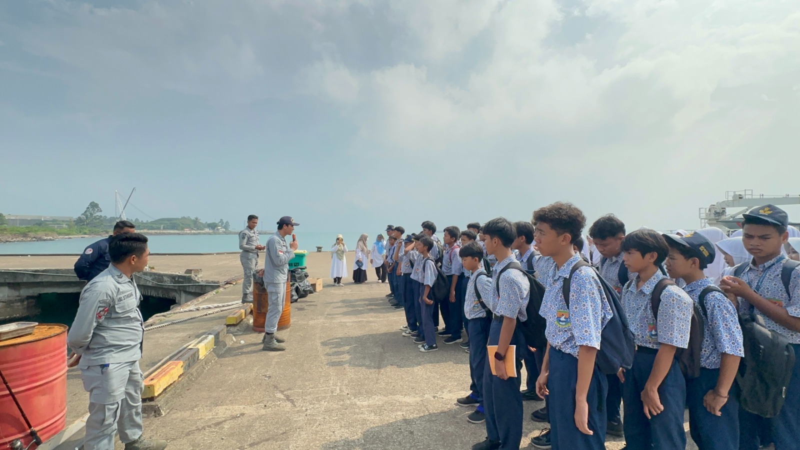 Bakamla RI Ajak Pelajar SMPN 1 Bojonegara Kenali Dunia Kemaritiman Lewat Shiptour di KN. Tanjung Datu-301