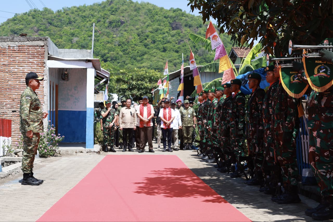 Panglima TNI Dampingi Menhan Sjafrie Sjamsoeddin Tinjau Yonif TP 835/Samota Yudha Bhakti di Sumbawa