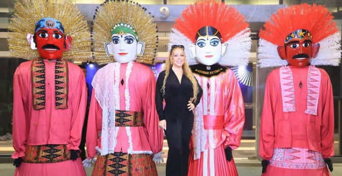 Mariah Carey Foto Dengan Ondel ondel