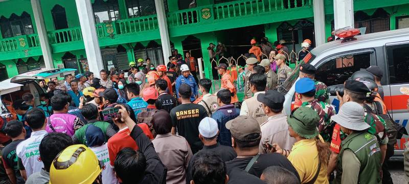 Bangunan Ponpes Al Khoziny di Sidoarjo Ambruk, 9 Santri Meninggal Dunia