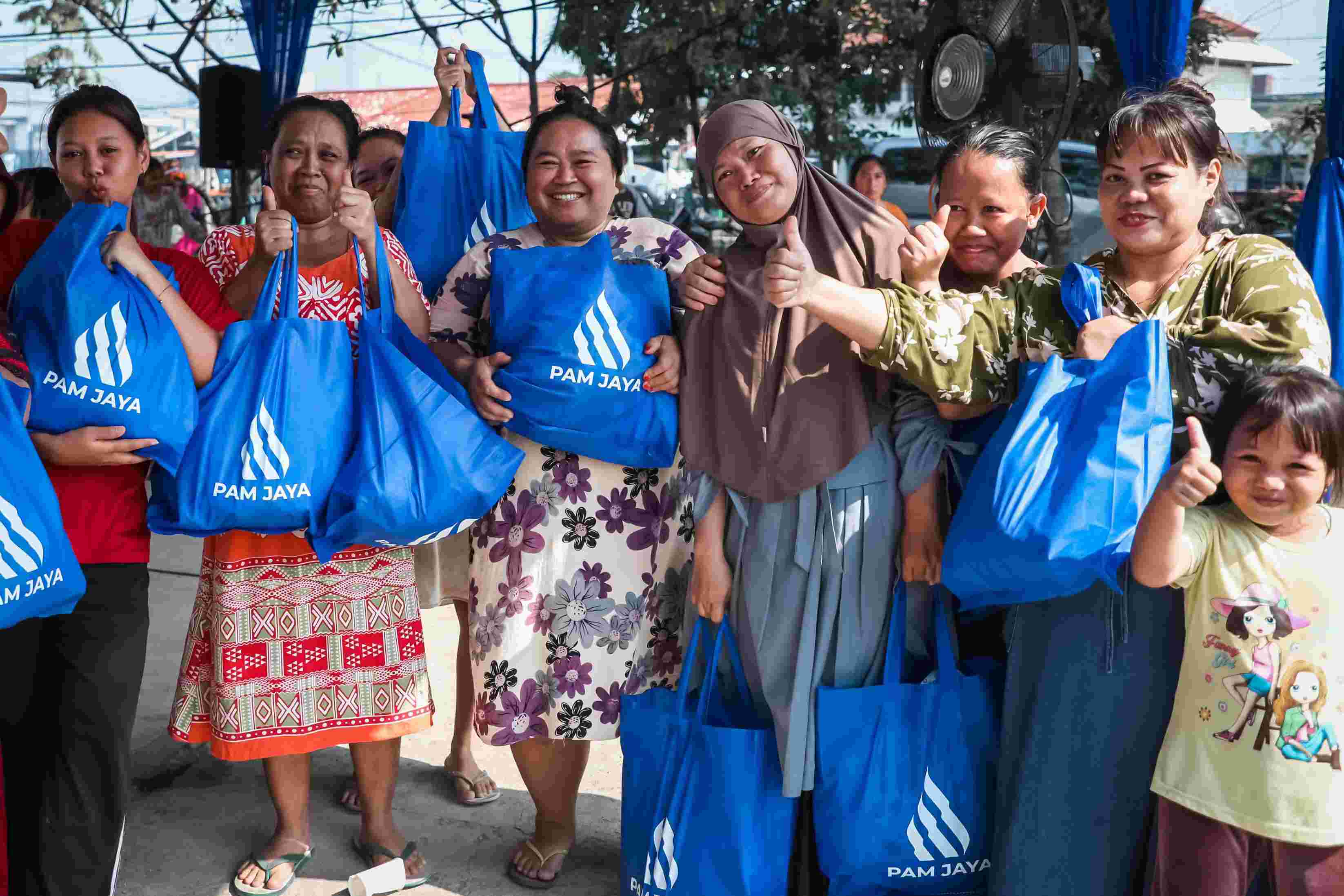 PAM Jaya dan Pemprov DKI Salurkan Air Bersih dan Ribuan Paket Sembako untuk Warga Tanah Merah