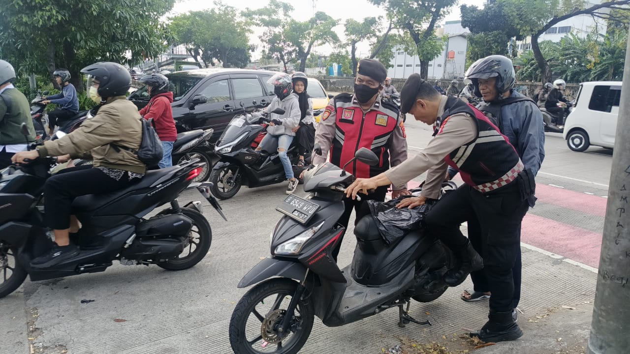 Humanis dan Sigap, Polisi Cengkareng Bantu Pengendara Mogok di Tengah Padatnya Jalan Daan Mogot