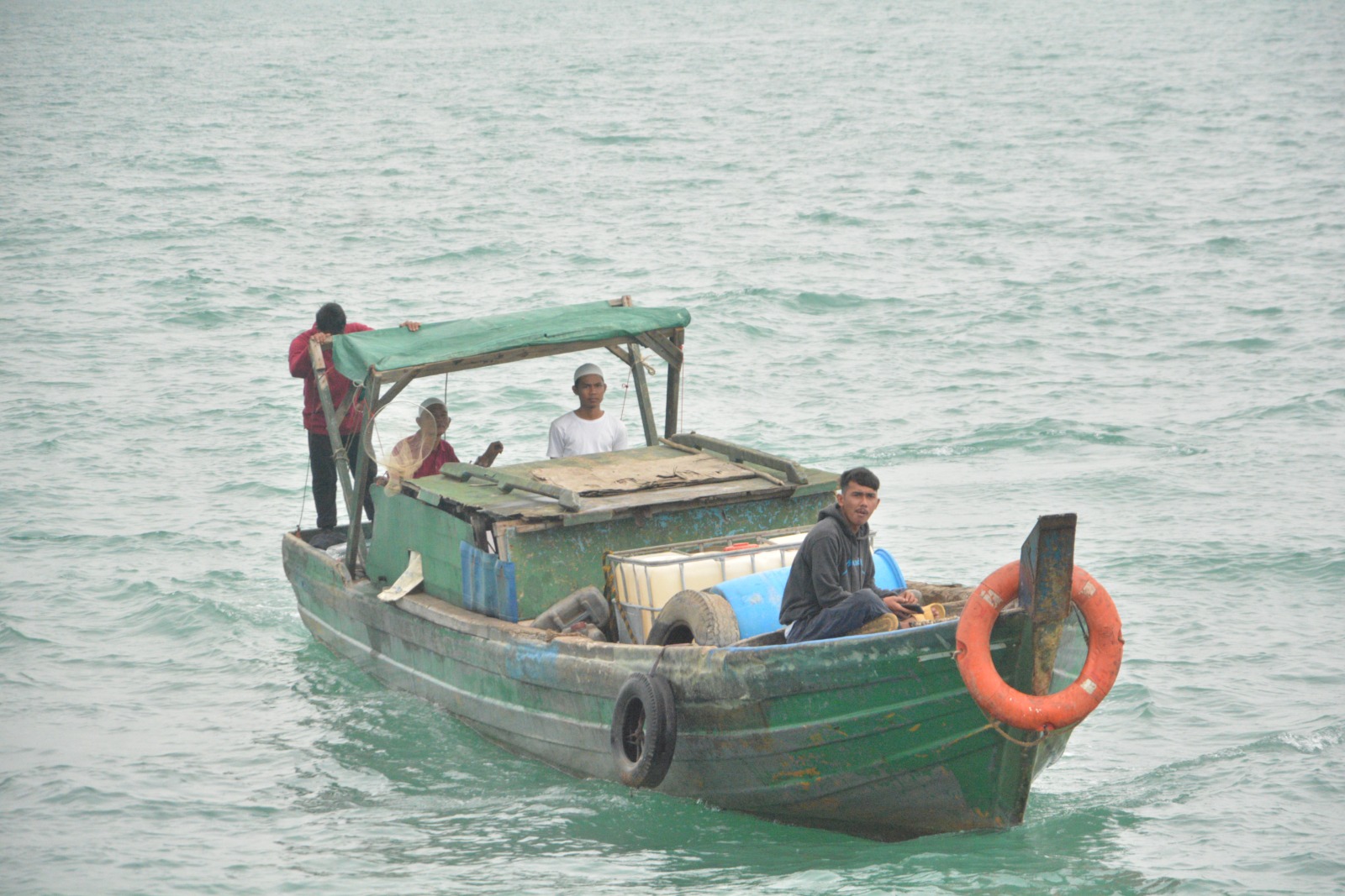 Empat Nelayan Batam Dipulangkan dari Malaysia Usai Tersesat Lintas Batas, Bakamla RI Lakukan Penjemputan di Laut