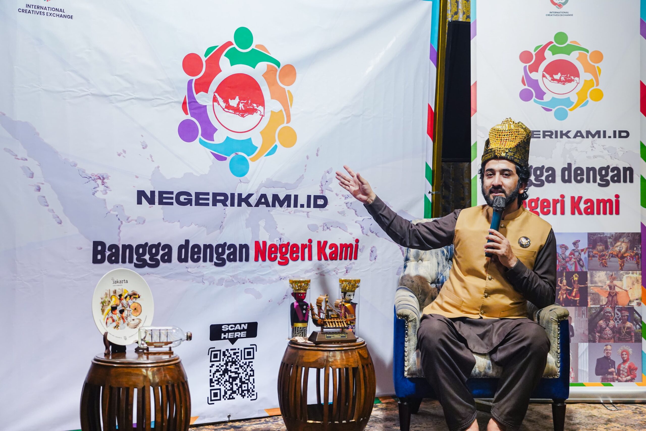 Keterangan Foto:

Atta memakai topi atau kopiah khas dari Aceh.
Atta memakai topi atau kopiah khas dari Aceh.