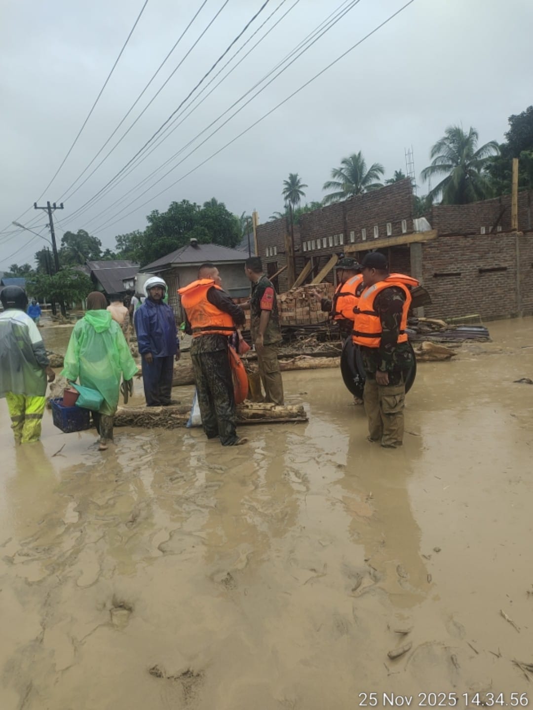 TNI Koramil Batangtoru Evakuasi Warga Terdampak Banjir di Desa Garoga