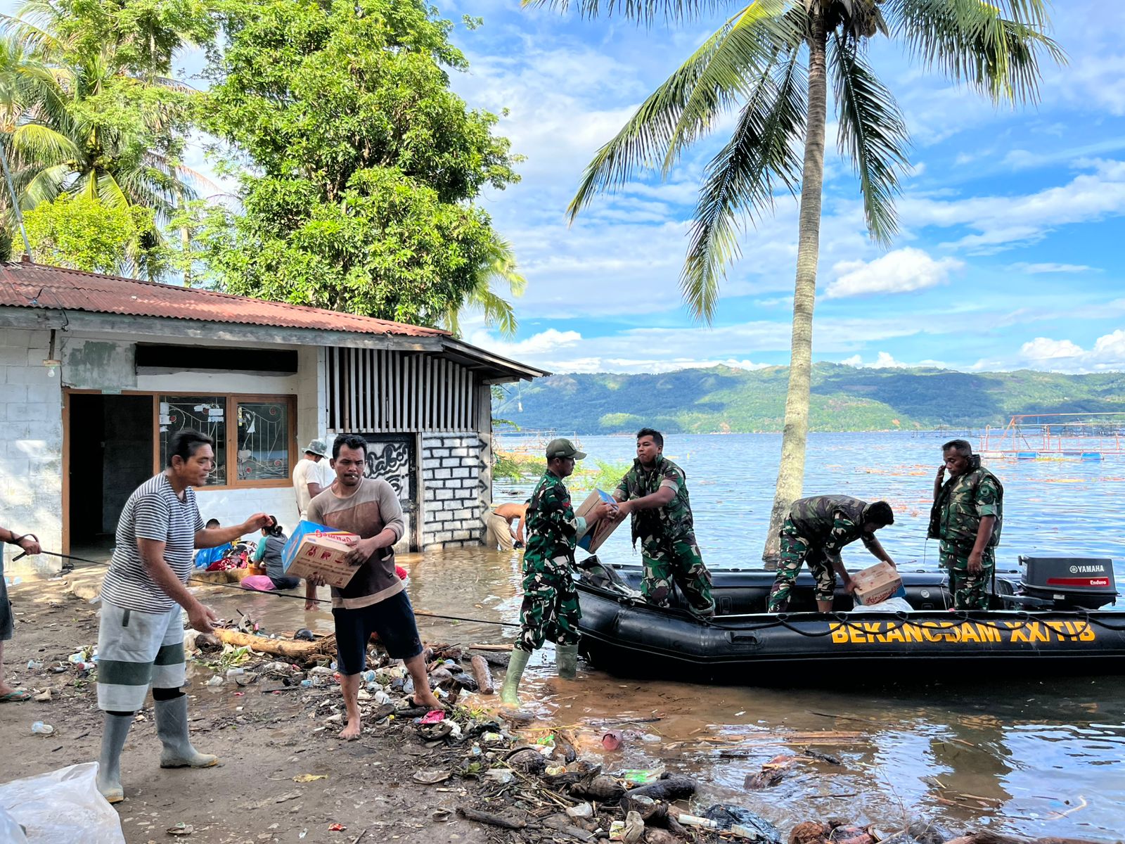 TNI Tempuh Jalur Danau Singkarak untuk Salurkan Bantuan Banjir di Sumbar