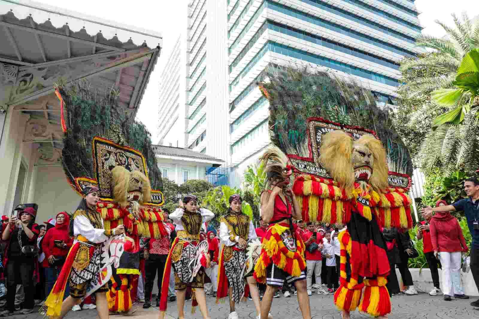 Ribuan Warga Ikuti Jalan Sehat Hari Pahlawan 2025, Gubernur Pramono: “Balai Kota Adalah Rumah Bersama!”