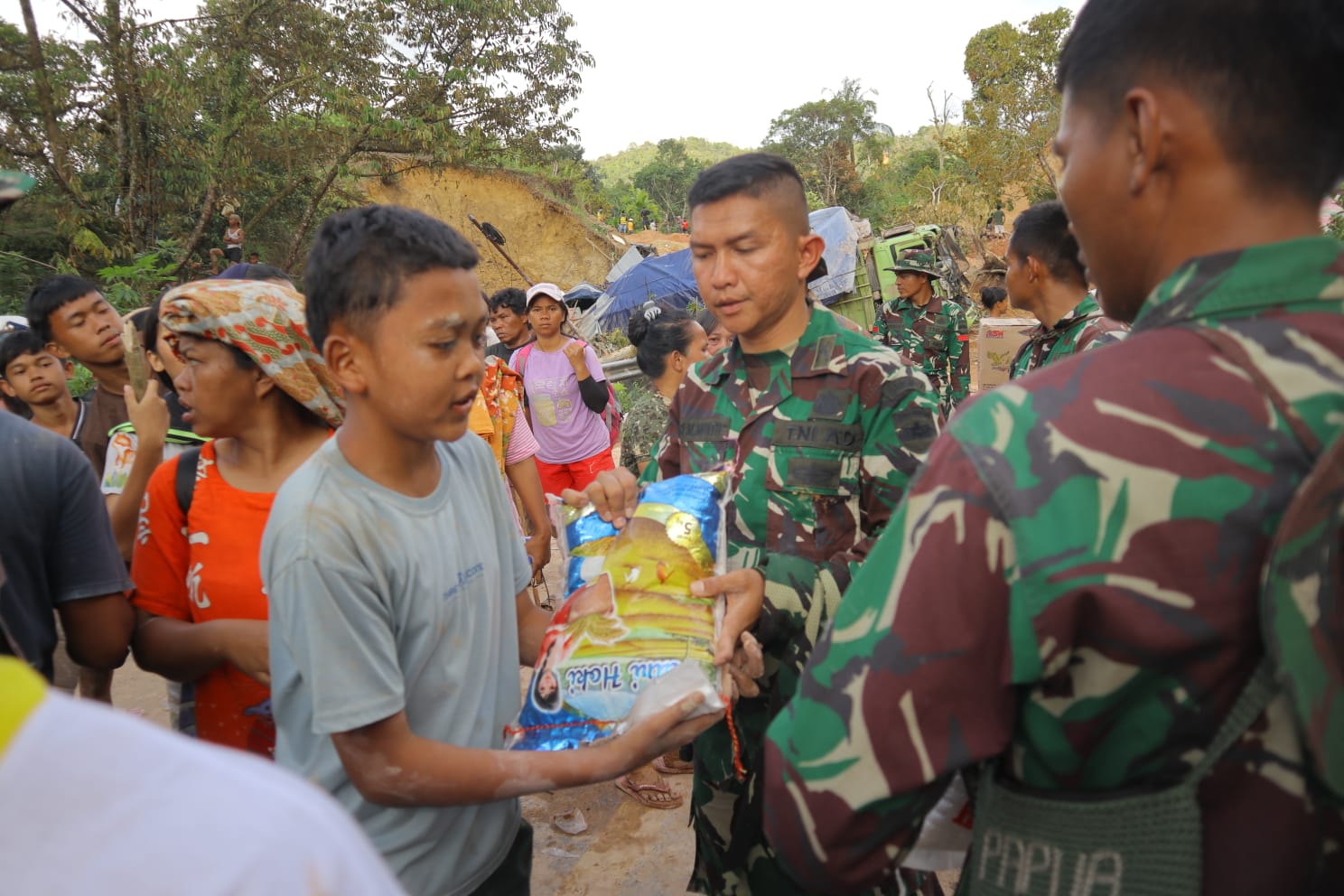 TNI Dorong Bantuan Pertama ke Desa Terisolir Tapanuli Tengah, Jalan Kaki Puluhan Kilometer