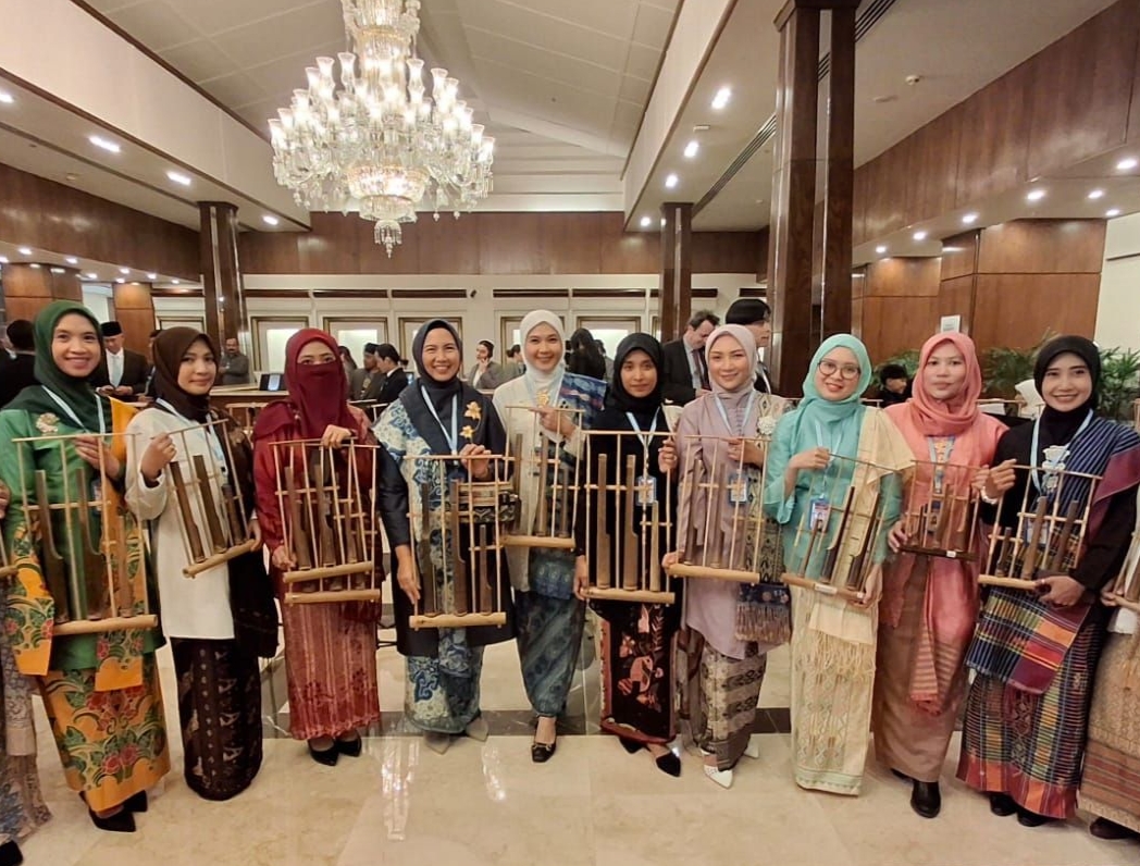 Dengan Alunan Angklung, DWP KBRI Islamabad Ramai Sambut Presiden Prabowo