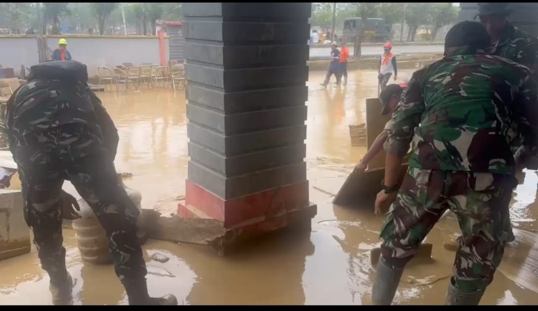 30 Prajurit Yonif TP 853 Bantu Bersihkan Kantor Dukcapil Aceh Tamiang Pasca Banjir-Longsor
