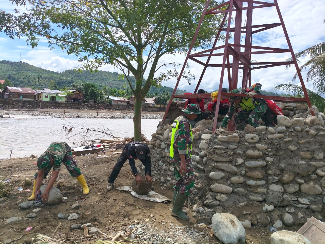 TNI & Kemenhan Dorong Pemulihan Aceh Pascabencana Lewat 8 Jembatan Gantung