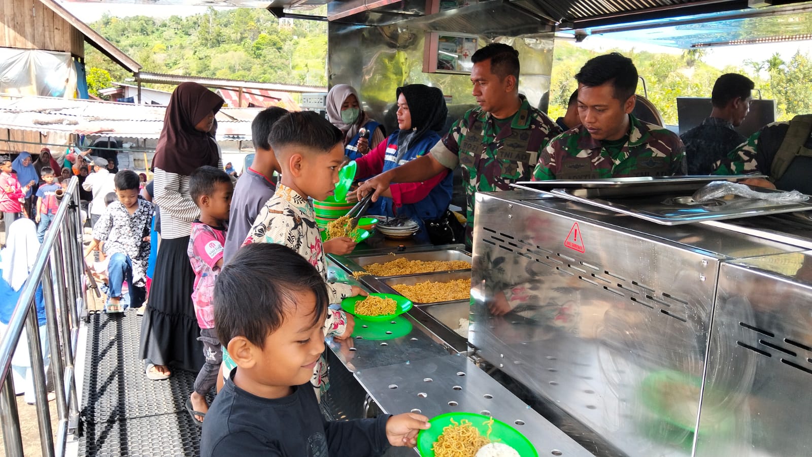 TNI AD Bangun Dapur Umum di Bener Meriah, Berikan 600 Porsi Makanan Sehari
