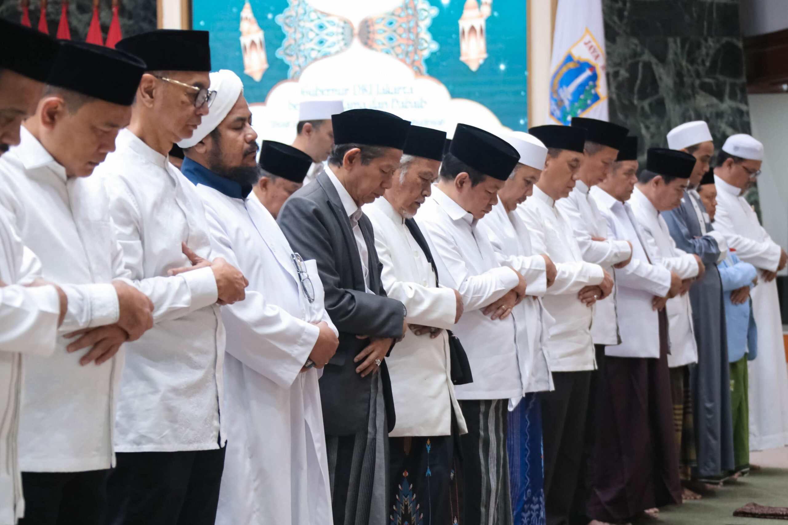 GUBERNUR PRAMONO LAKUKAN SALAT SUBUH DI BALAI KOTA, JAGA KERUKUNAN DAN FOKUS KESEJAHTERAAN RENTAN