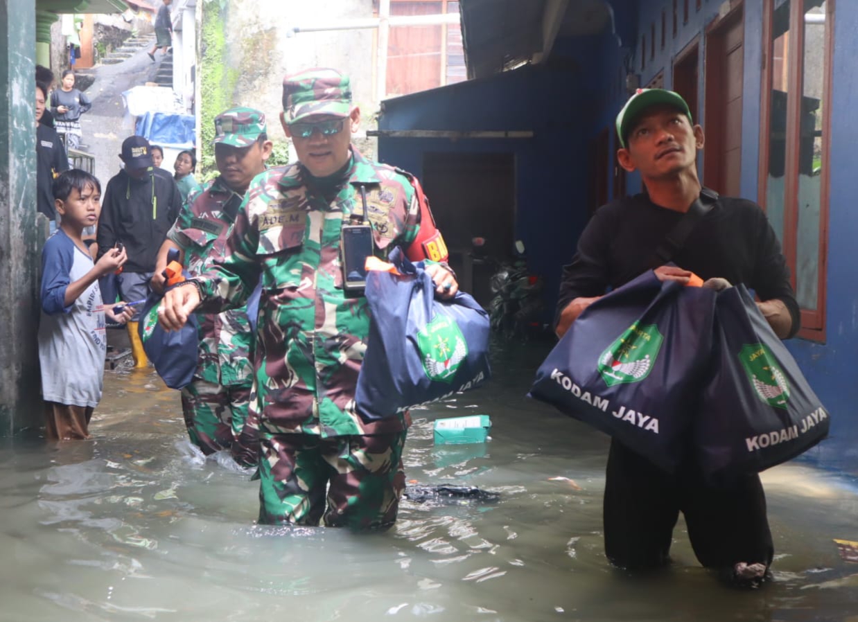 Kodam Jaya Bergerak Cepat, Koramil Pasar Minggu Salurkan Bantuan untuk Warga Pejaten Terdampak Banjir
