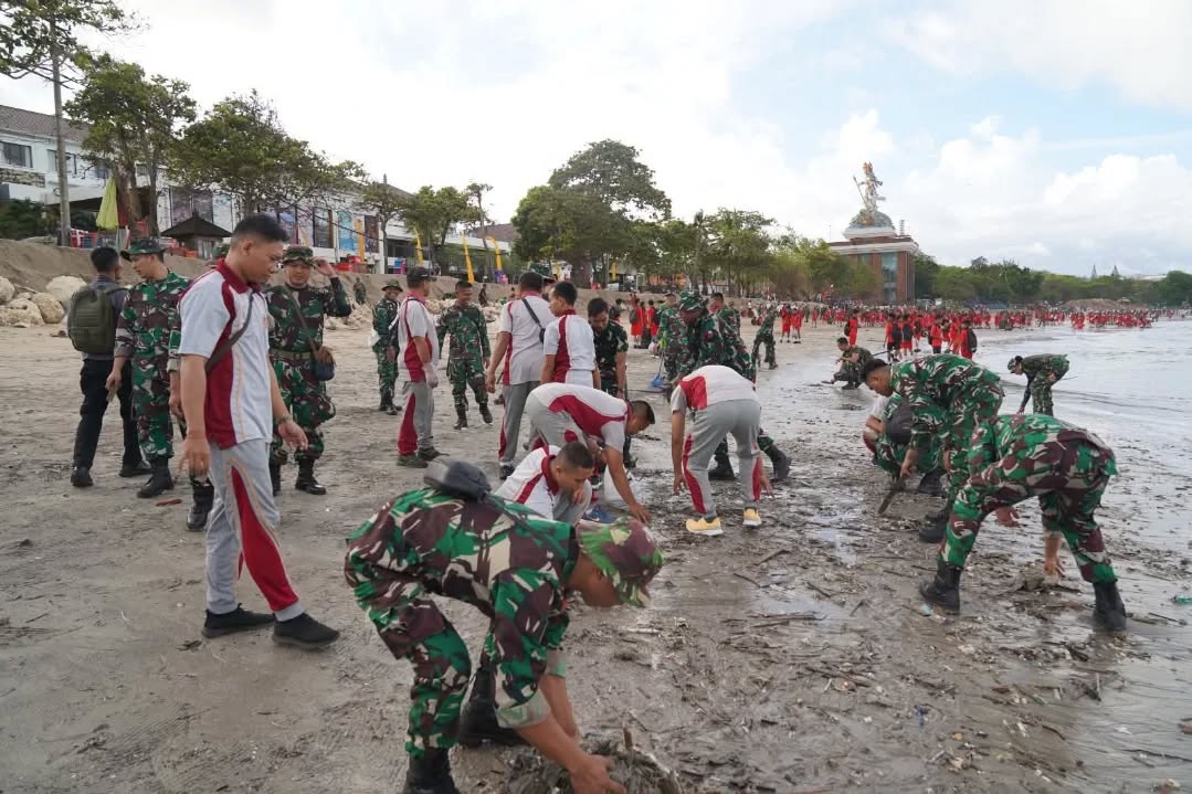 Perang Terhadap Sampah, TNI Serentak Bersihkan Pesisir dan Permukiman