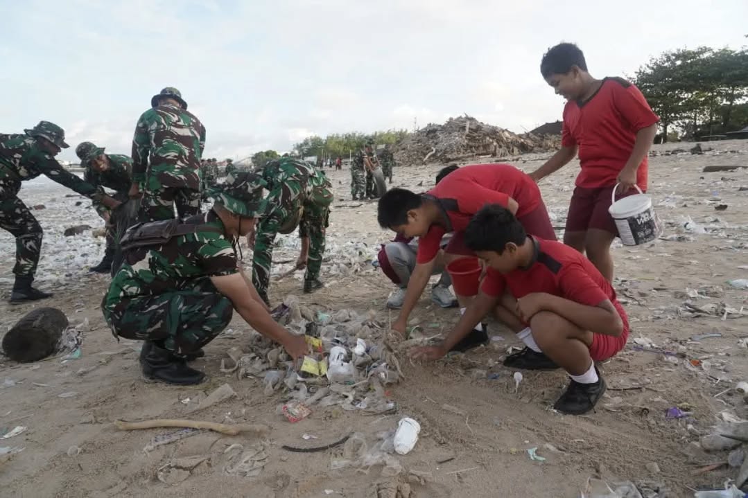 Perang Terhadap Sampah, TNI Serentak Bersihkan Pesisir dan Permukiman