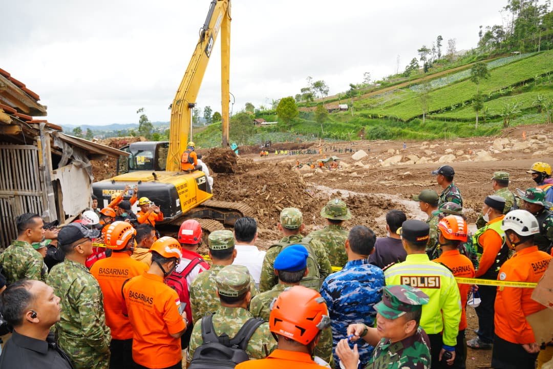 Panglima TNI Tinjau Lokasi Longsor Pasirlangu, Pastikan Operasi SAR Berjalan Maksimal