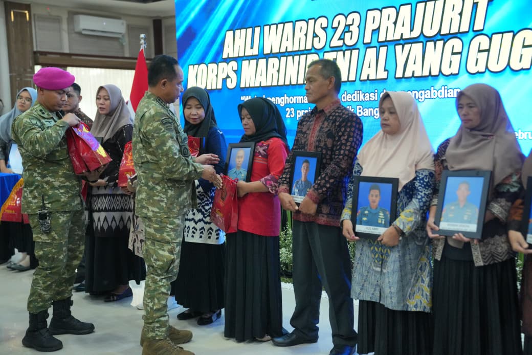 Panglima TNI Serahkan Santunan untuk Keluarga 23 Prajurit Marinir Gugur di Cisarua