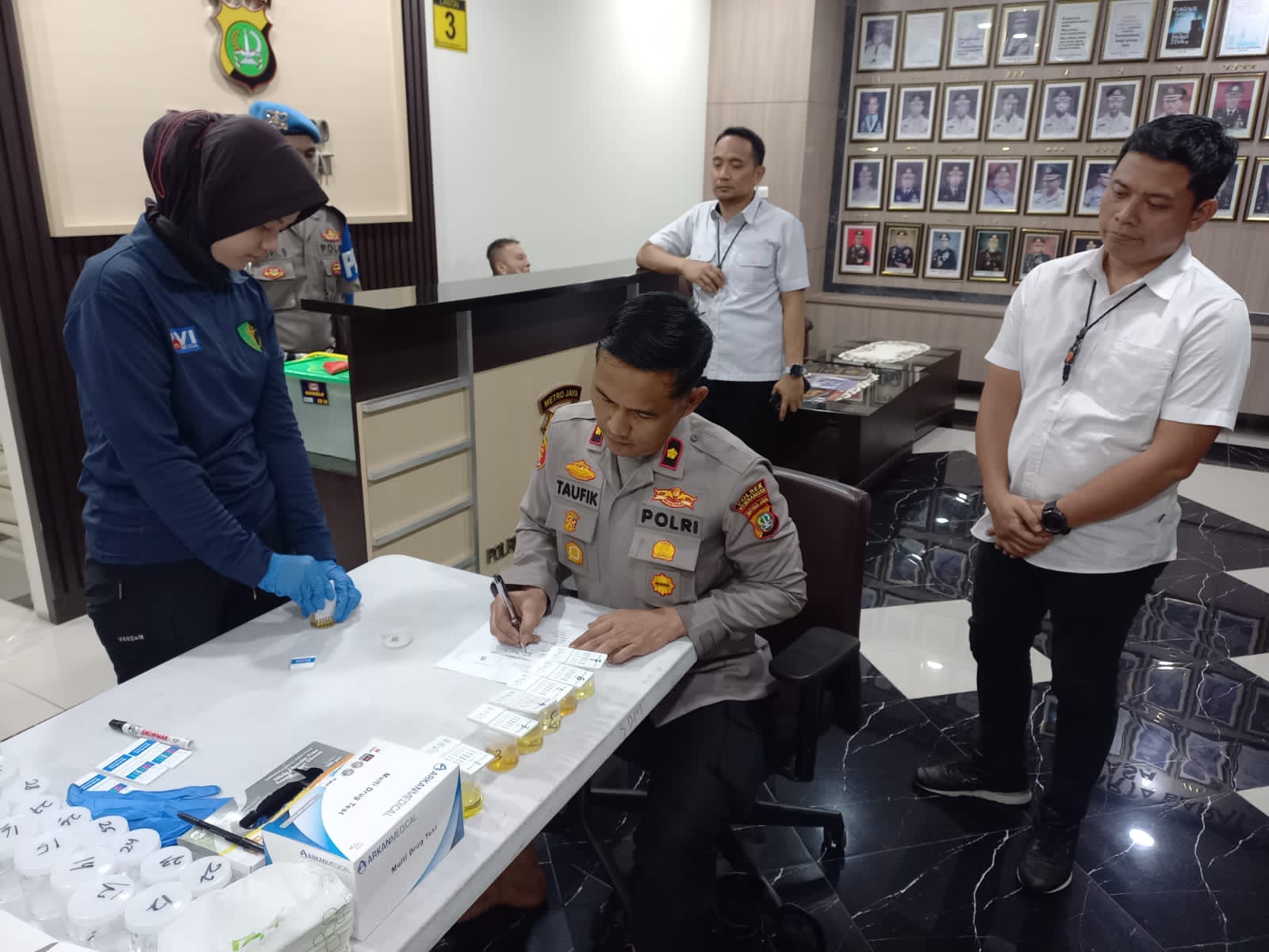 Polres Metro Jakbar Sidak Tes Urine, 77 Anggota Dipastikan Negatif Narkoba