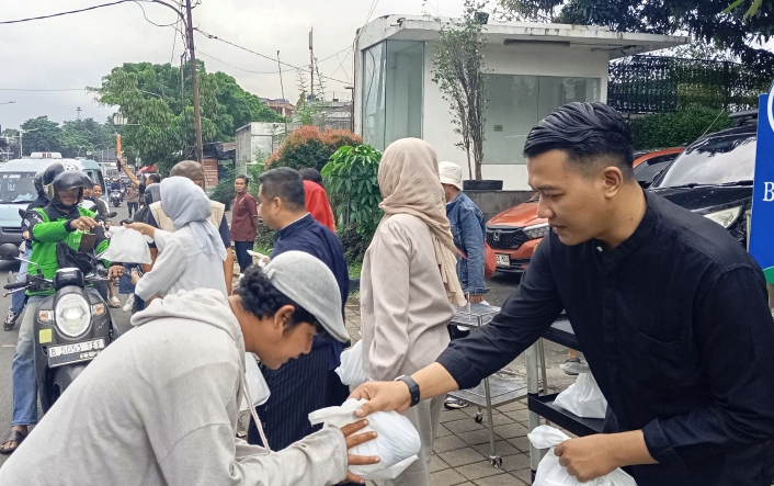 Blue Sky Hotel Petamburan Berbagi Takjil Ramadan, Tawarkan Promo Bukber dan Menginap