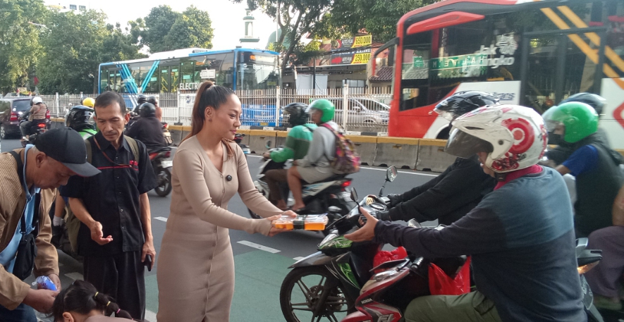 Jenny Cortez Berbagi Takjil Bersama Jurnalis di Jalanan Jakarta, Rasakan Pengalaman Berbeda di Bulan Ramadan