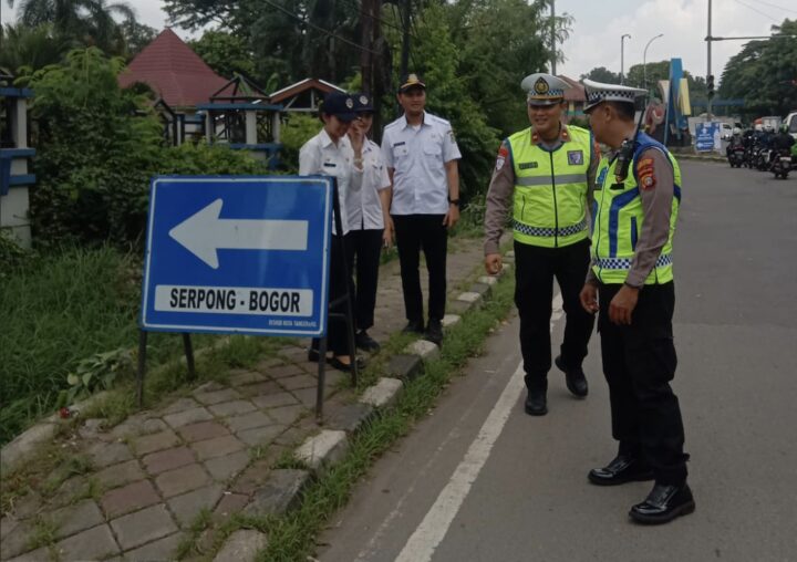 Jelang Arus Mudik, Pemkot Tangerang Pasang Rambu Penunjuk Jalan Portable di Jalur Strategis