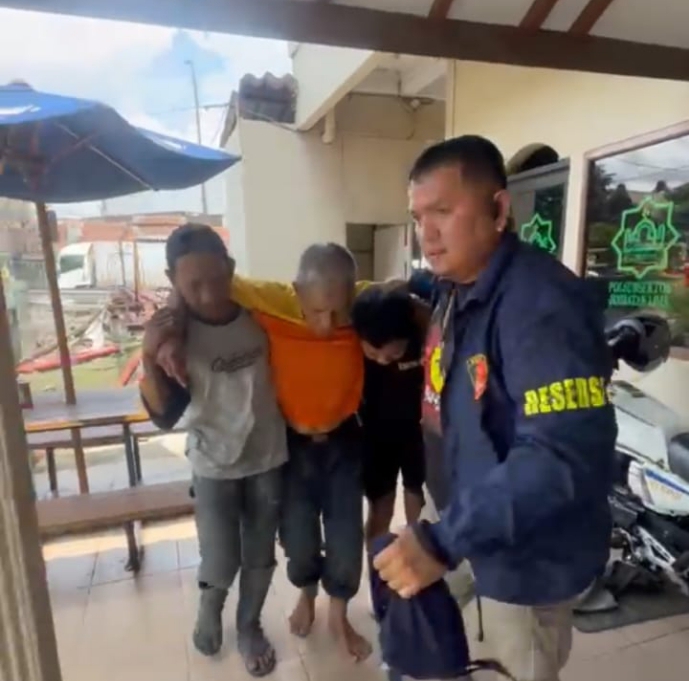 Sopir Bajaj Pingsan di Tambora Jakarta Barat, Polisi Sigap Lakukan Evakuasi