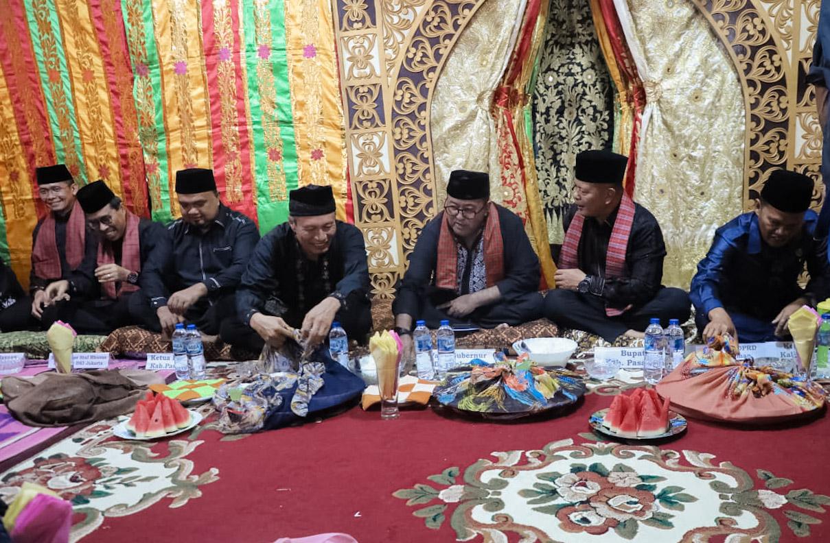 Rano Karno Tekankan Nilai Kebersamaan dalam Tradisi Makan Bajamba