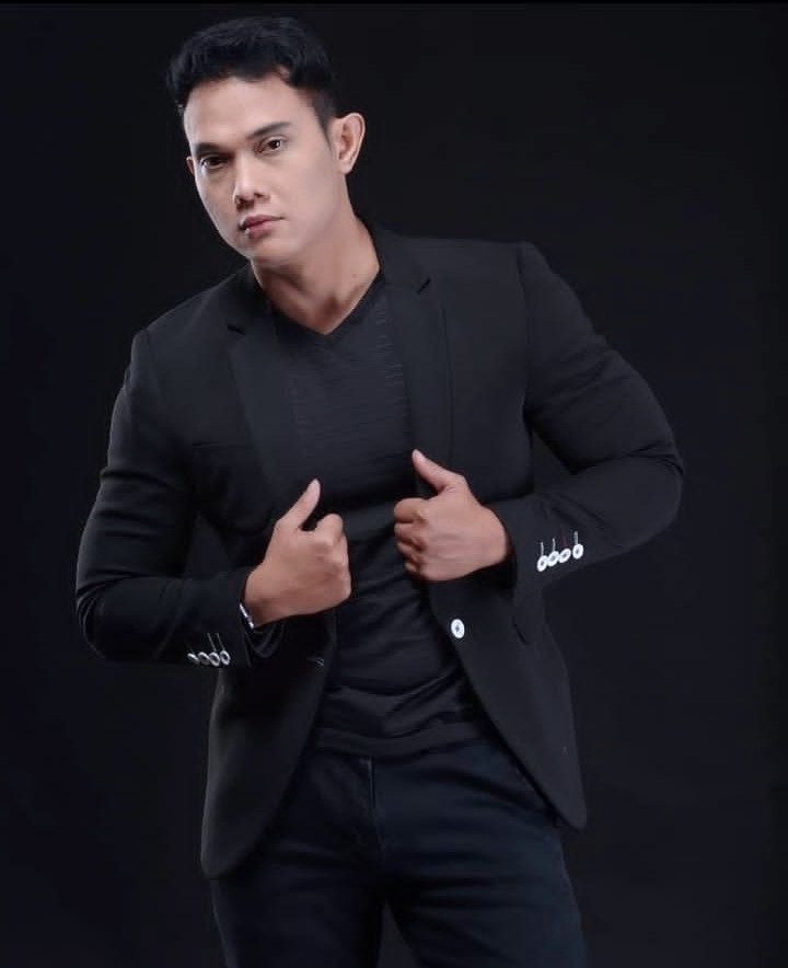 Erick Dharma tampil stylish sebagai artis multitalenta Indonesia yang aktif di dunia musik, akting, dan fitness.