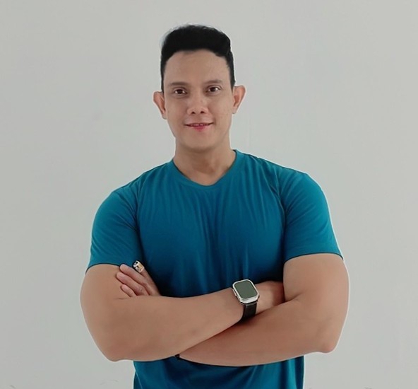 Erick Dharma tampil stylish sebagai artis multitalenta Indonesia yang aktif di dunia musik, akting, dan fitness.