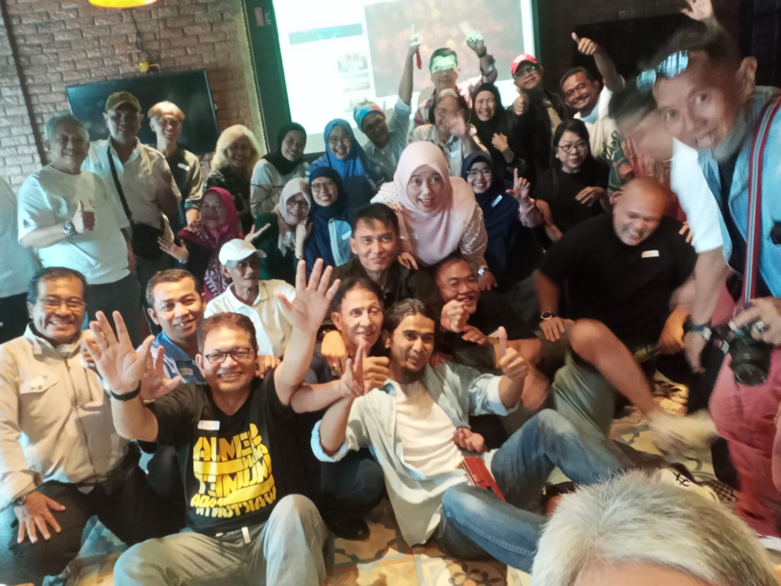 Alumni SMA Negeri 66 Jakarta angkatan 1988 saat menghadiri acara halal bihalal di Cafe Pelangi Lebak Bulus Jakarta Selatan