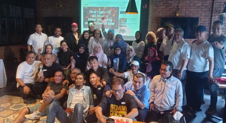 Alumni SMA Negeri 66 Jakarta angkatan 1988 saat menghadiri acara halal bihalal di Cafe Pelangi Lebak Bulus Jakarta Selatan