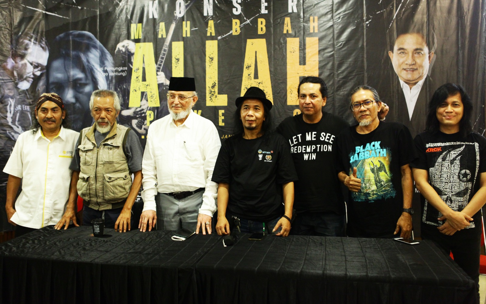 Konser spiritual bertajuk “Mahabbah Allah Pakem 9” sukses digelar di Gedung Perfilman H. Usmar Ismail, Jakarta Selatan, Senin (18/5/2026) malam. Acara yang diprakarsai PWI Jaya Seksi Musik dan Film bersama komunitas Tiga Jantung ini menghadirkan suasana penuh refleksi melalui perpaduan doa, syair religi, dan musik rock spiritual.