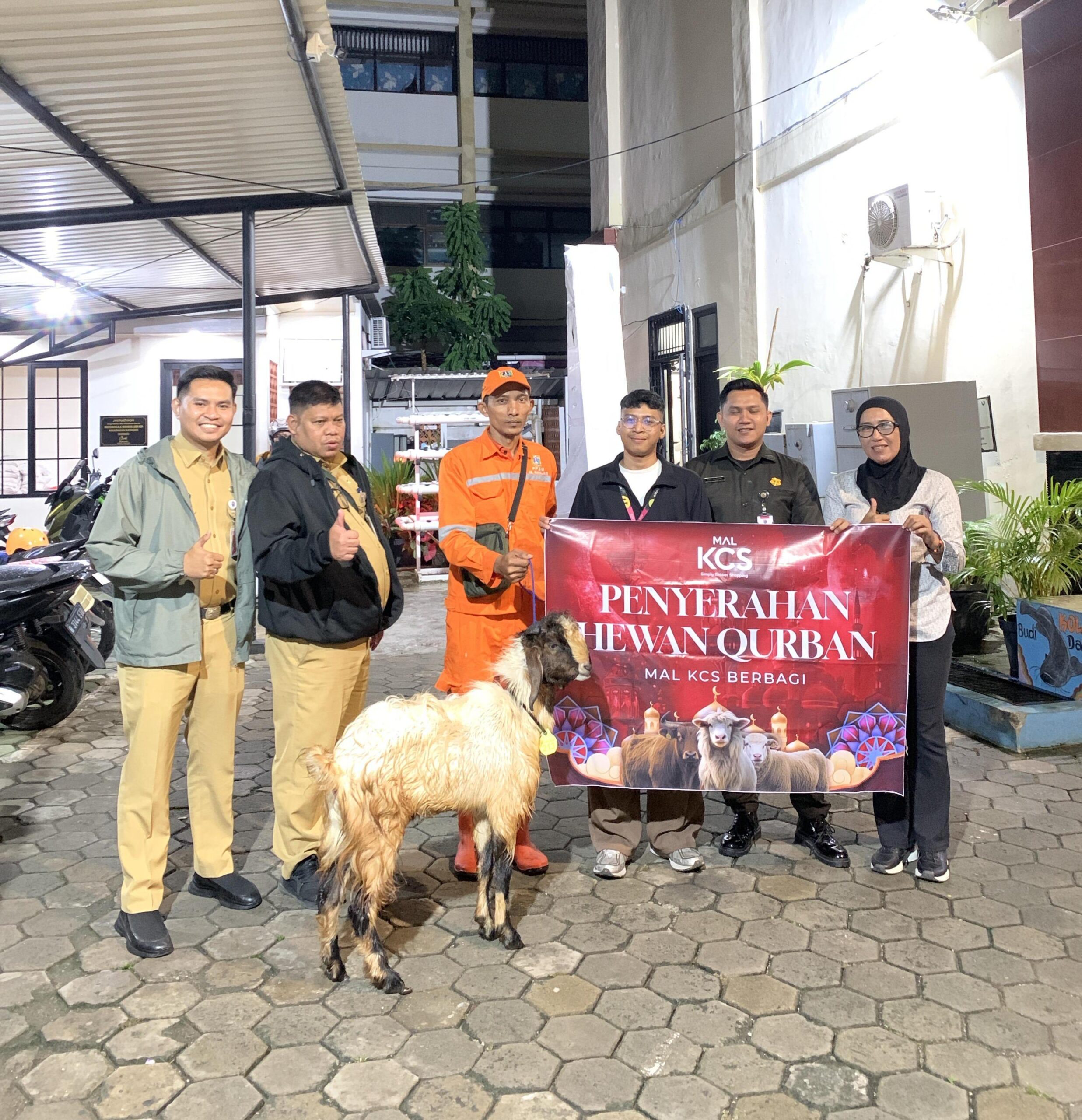 Penyerahan hewan kurban oleh Kalibata City Square kepada masyarakat sekitar Jakarta Selatan pada perayaan Idul Adha 2026.