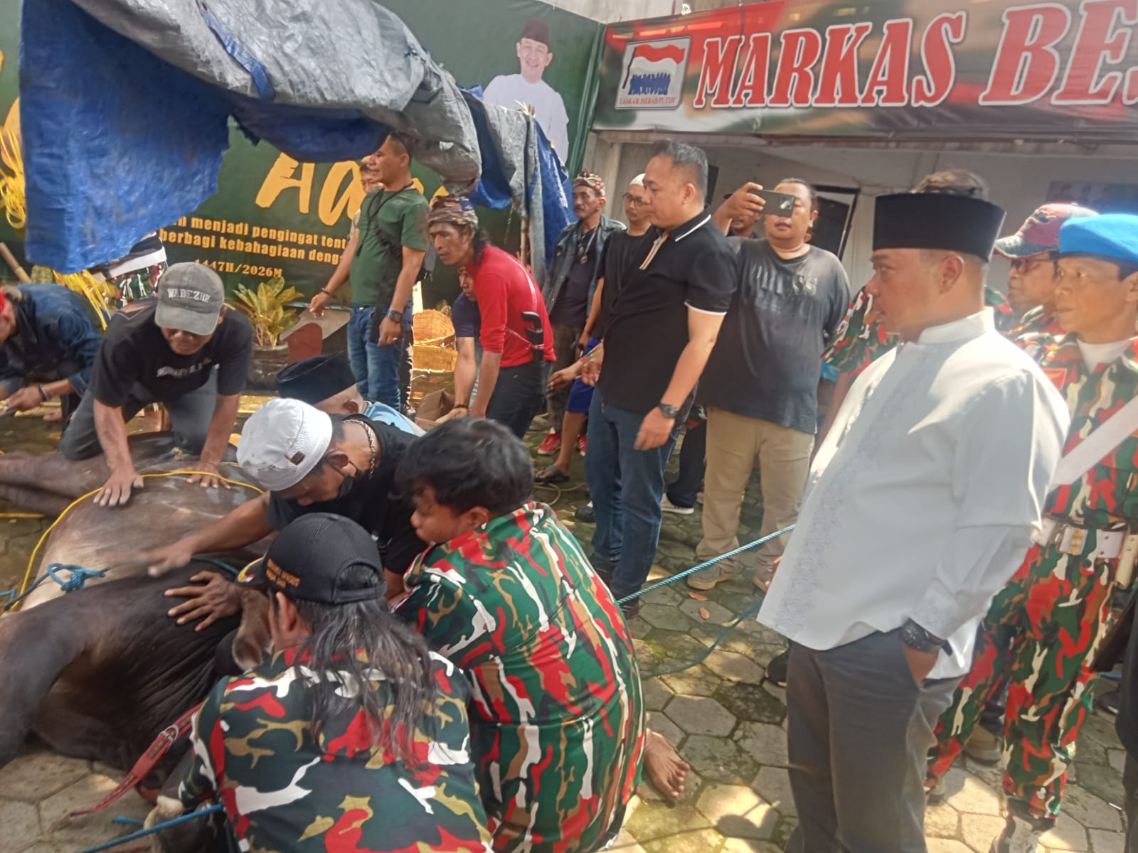 Suasana penyembelihan hewan kurban sebanyak 11 ekor sapi di Mabes Laskar Merah Putih (LMP) Jakarta Barat pada perayaan Idul Adha 1447 H yang dihadiri pengurus dan masyarakat sekitar.