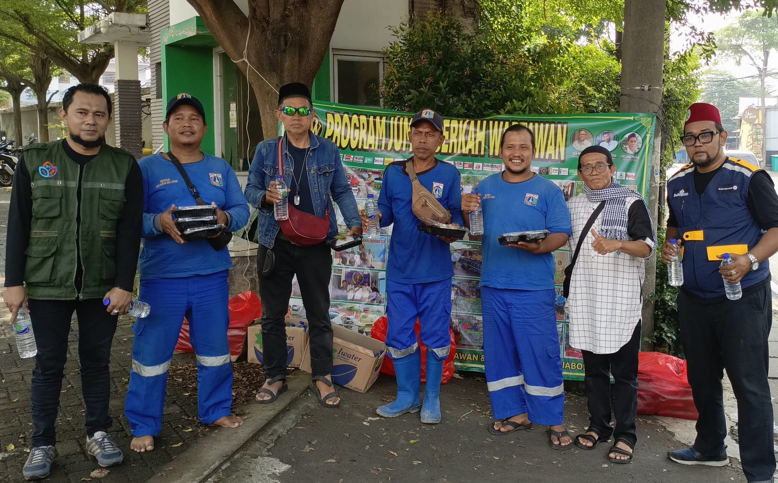 Kegiatan PJBW ke-77 bersama BudayantaraTV Digital Network saat menyalurkan bantuan nasi boks dan air mineral kepada warga kurang mampu di Jakarta Selatan.