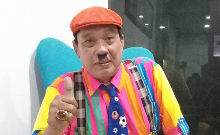 Adhi Djodjon mengenang almarhum H. Djodjon, pelawak legendaris Indonesia yang wafat pada 6 Maret 2014 dan dimakamkan di TPU Blender Kebon Pedes Bogor.
