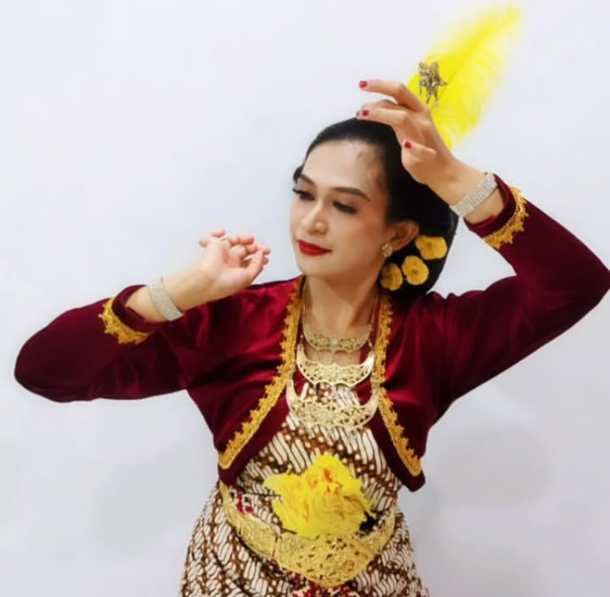Potret Agnes Sarila Wiridhani penggiat tari tradisional Nusantara.